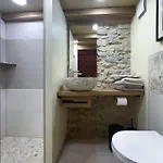 Nyaraló De L'imaginaire, Atypique Et Unique *